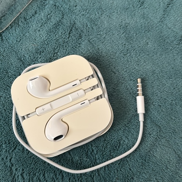 Apple ear pods with 3.5 mm jack for older I phones. In line volume control. - Picture 4 of 7